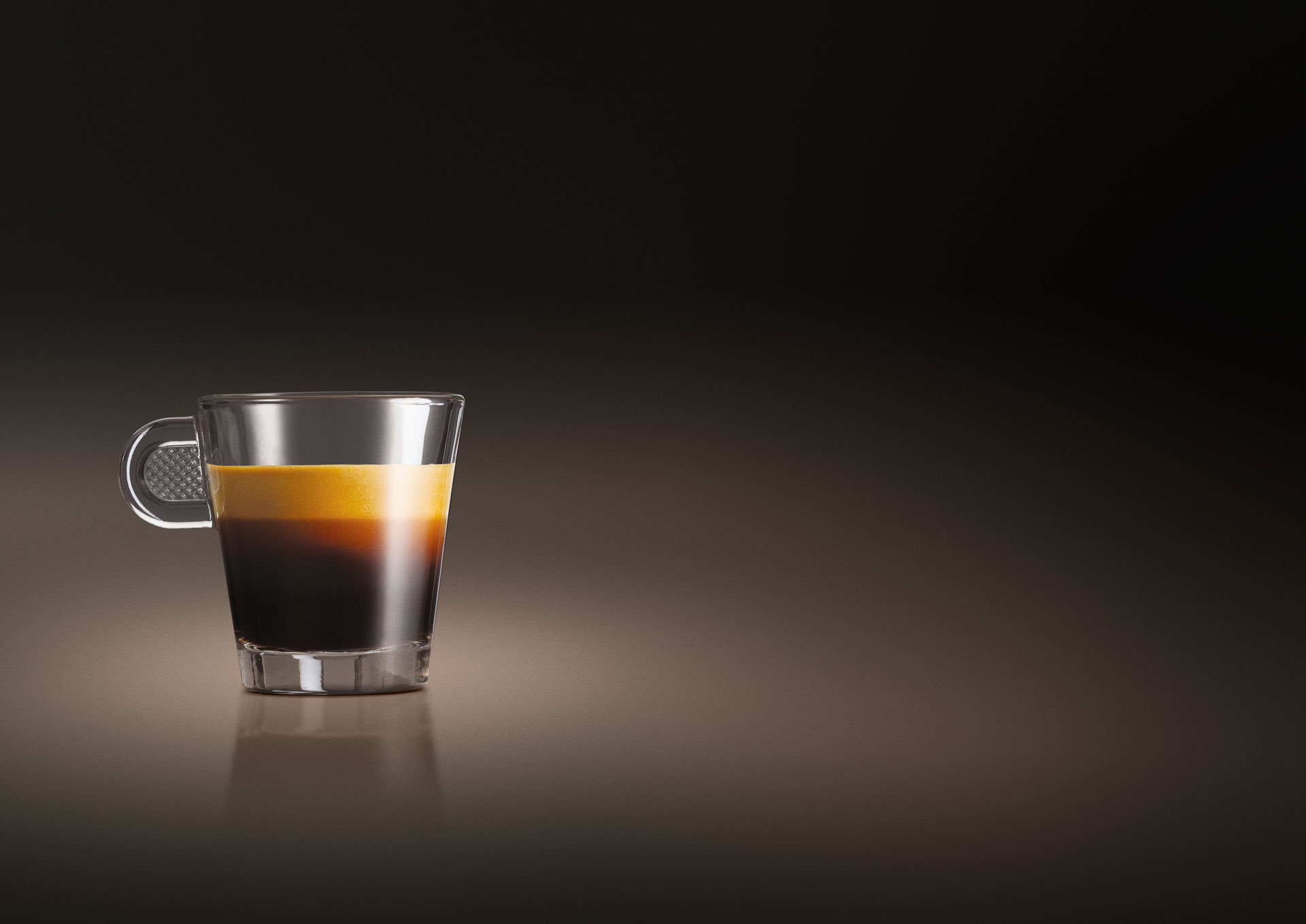 צילום משקאות חמים על רקע משתקף