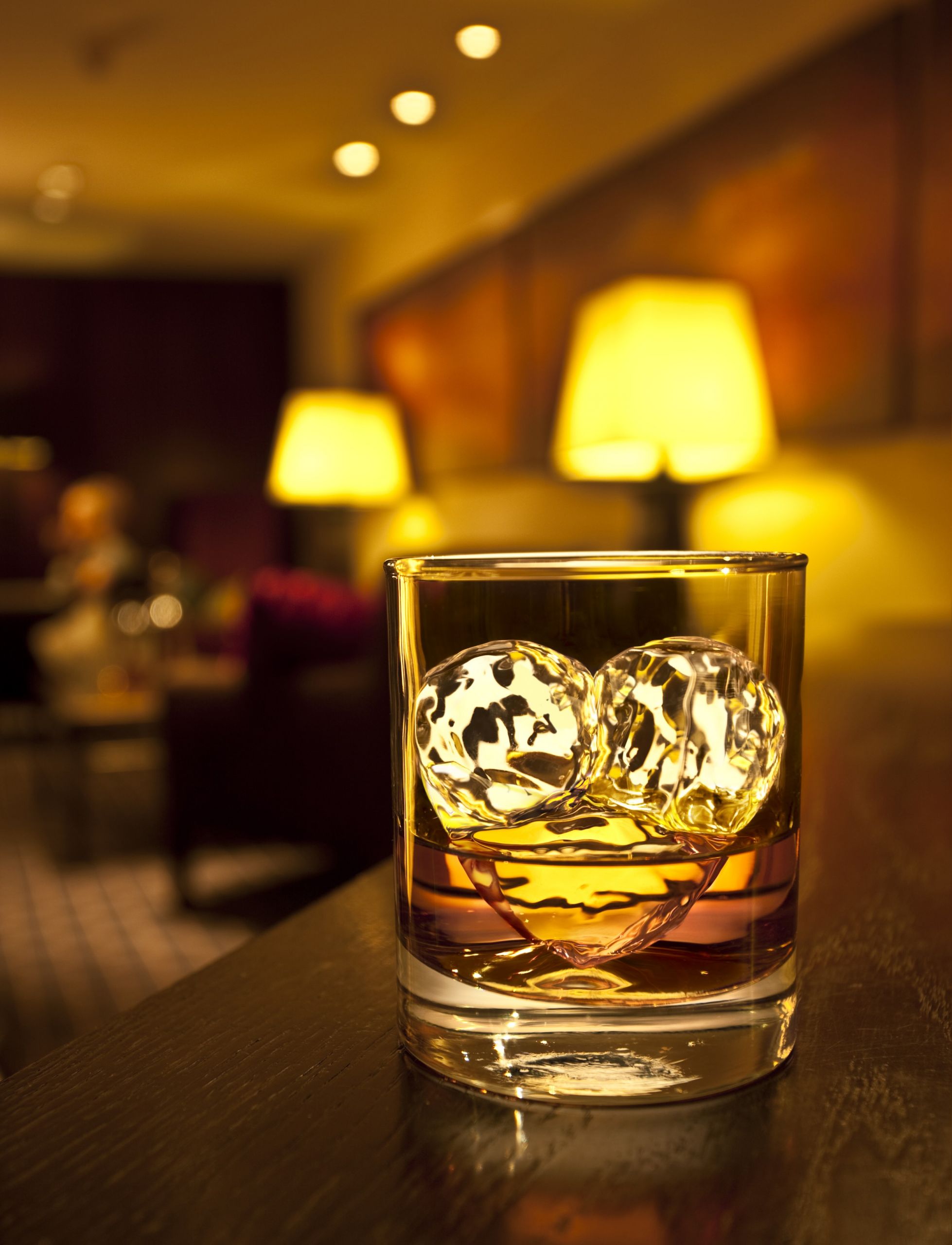 צילום כוס וויסקי עם קרח בצורת לב קמפיין למלונות דן של באומן בר ריבנאי צילום סטודיו רייס צלמים