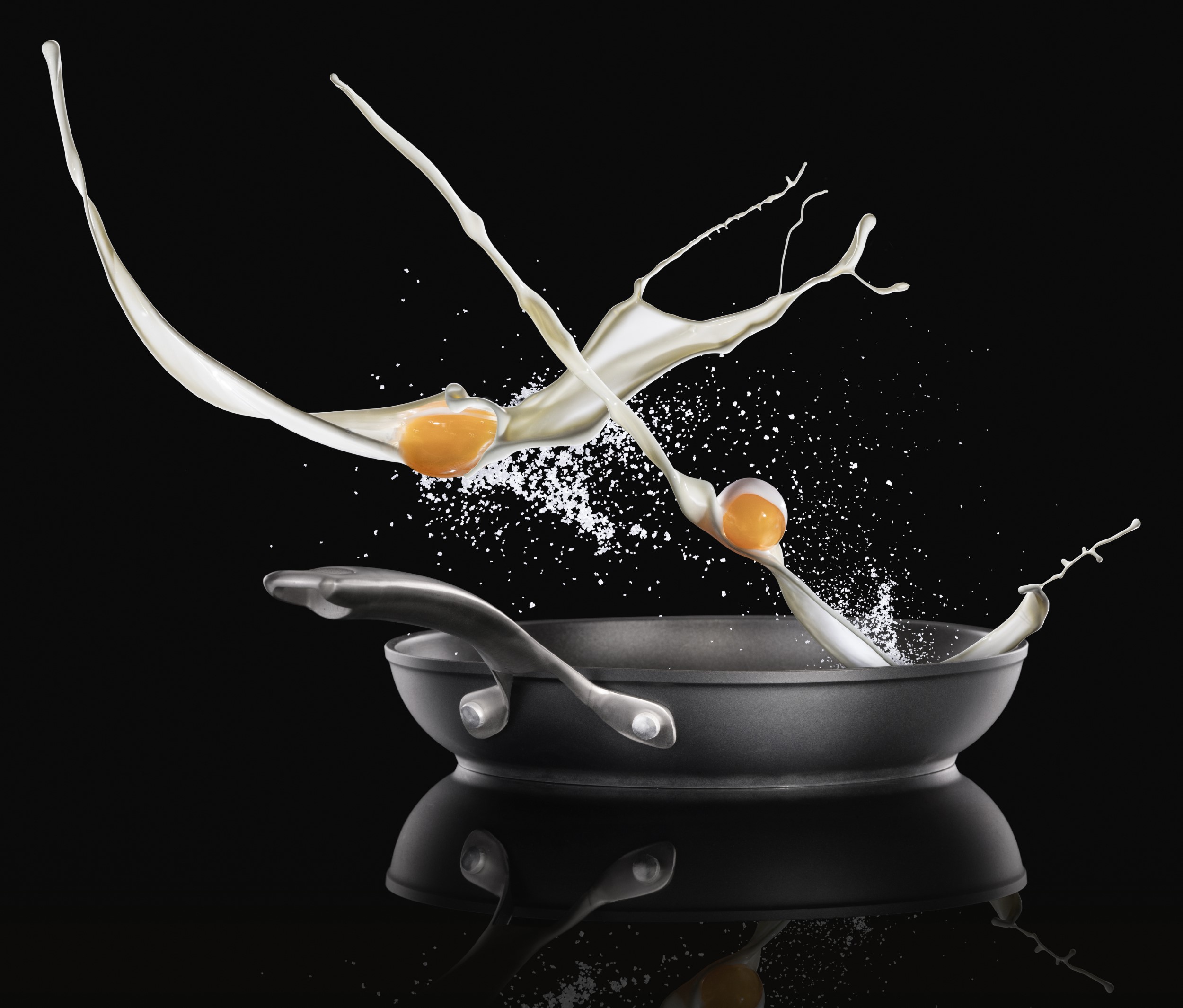 צילום מודעות ושילוט של פודאפיל מחברת שחורה עם ידית כסופה לתוכה עפות 2 חלמוני ביצה עם חלב וקמח