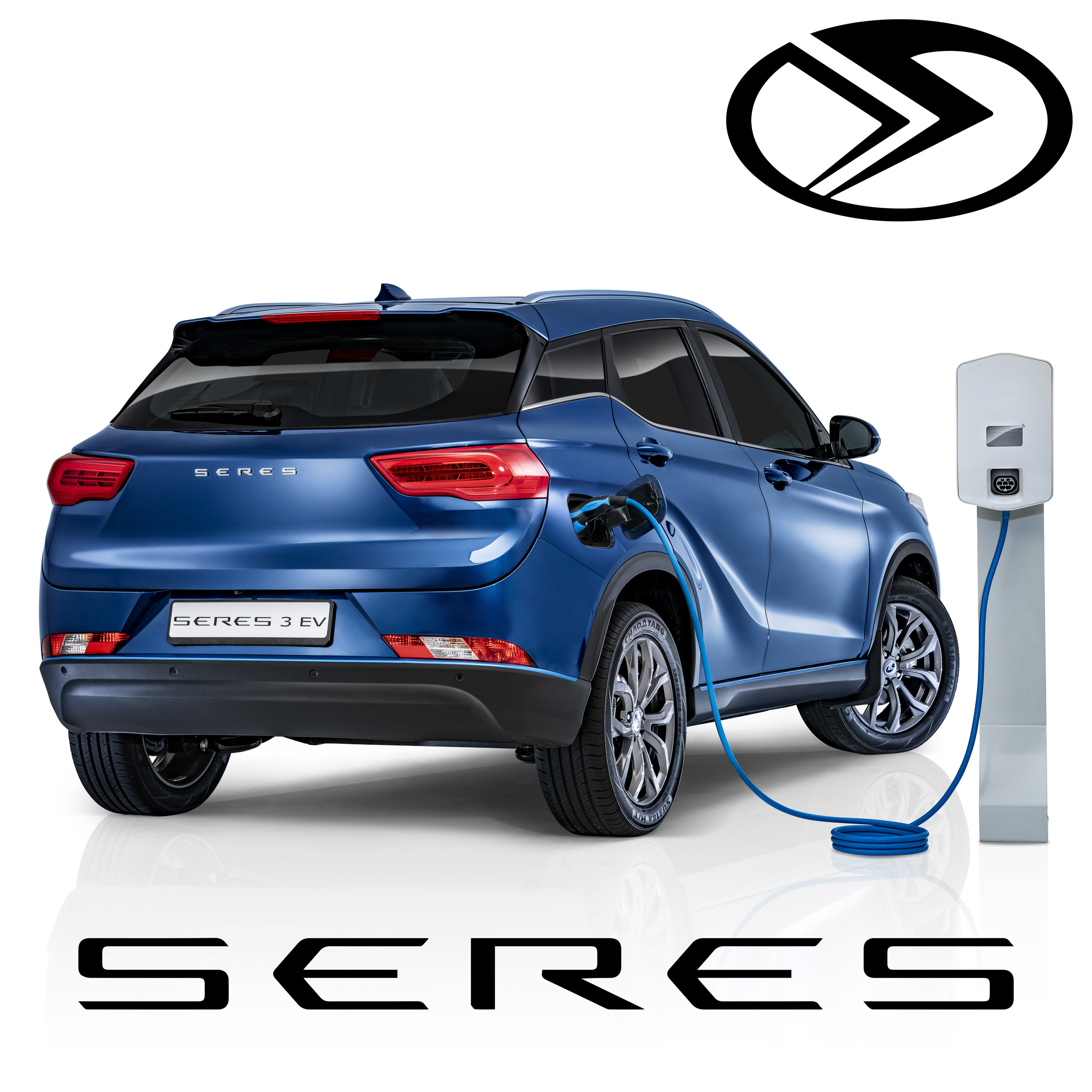 רכב חשמלי כחול סרס SERES EV 3 מזוית אחורית מחובר לעמדת הטענה. צולם בסטודיו רייס עבור משרד הפרסום ליאו ברנט