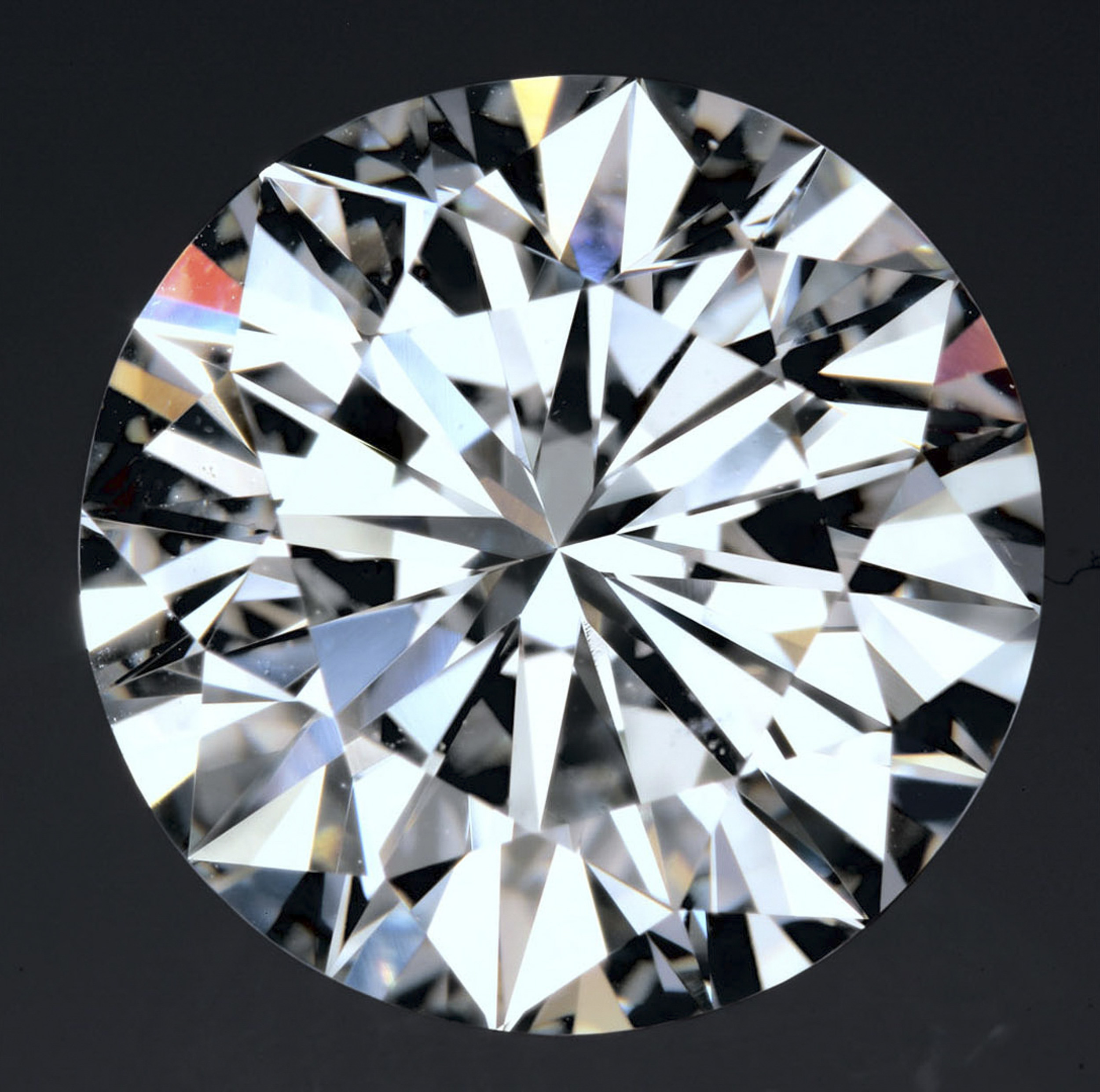 צילום יהלום לבן עגול גדול נדיר באיכות גבוהה לפני מכירה בחו'ל