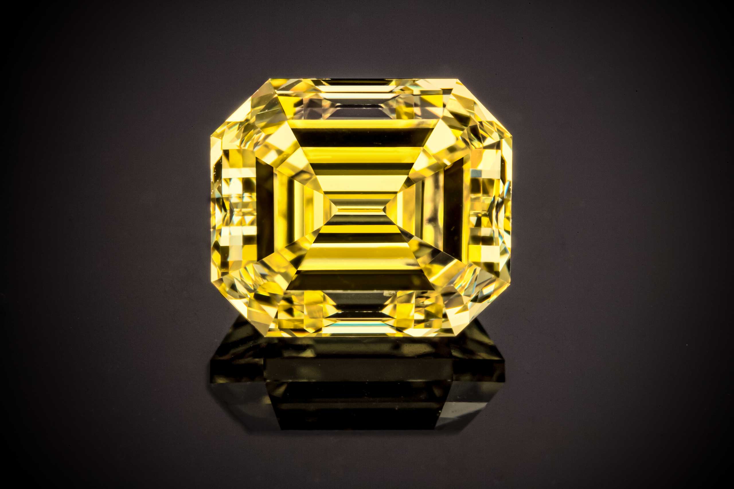 צילום מקרו של יהלום צהוב גדול במיוחד חיתוך מלבני יפייפה ונקי
