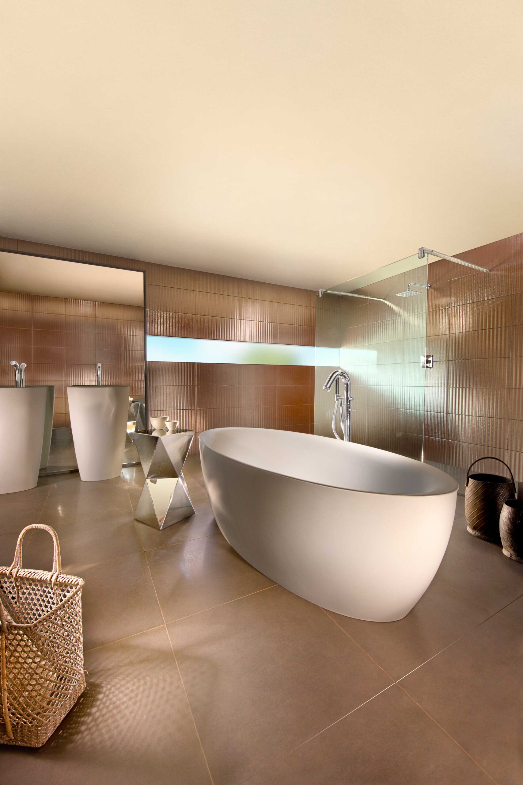 צילום עיצוב פנים בגווני חום לבן באולם תצוגה של זהבי עצמון חדר אמבטיה מרווח עם מקלחת גשם אמבטיה שני כיורים ומראה גדולה