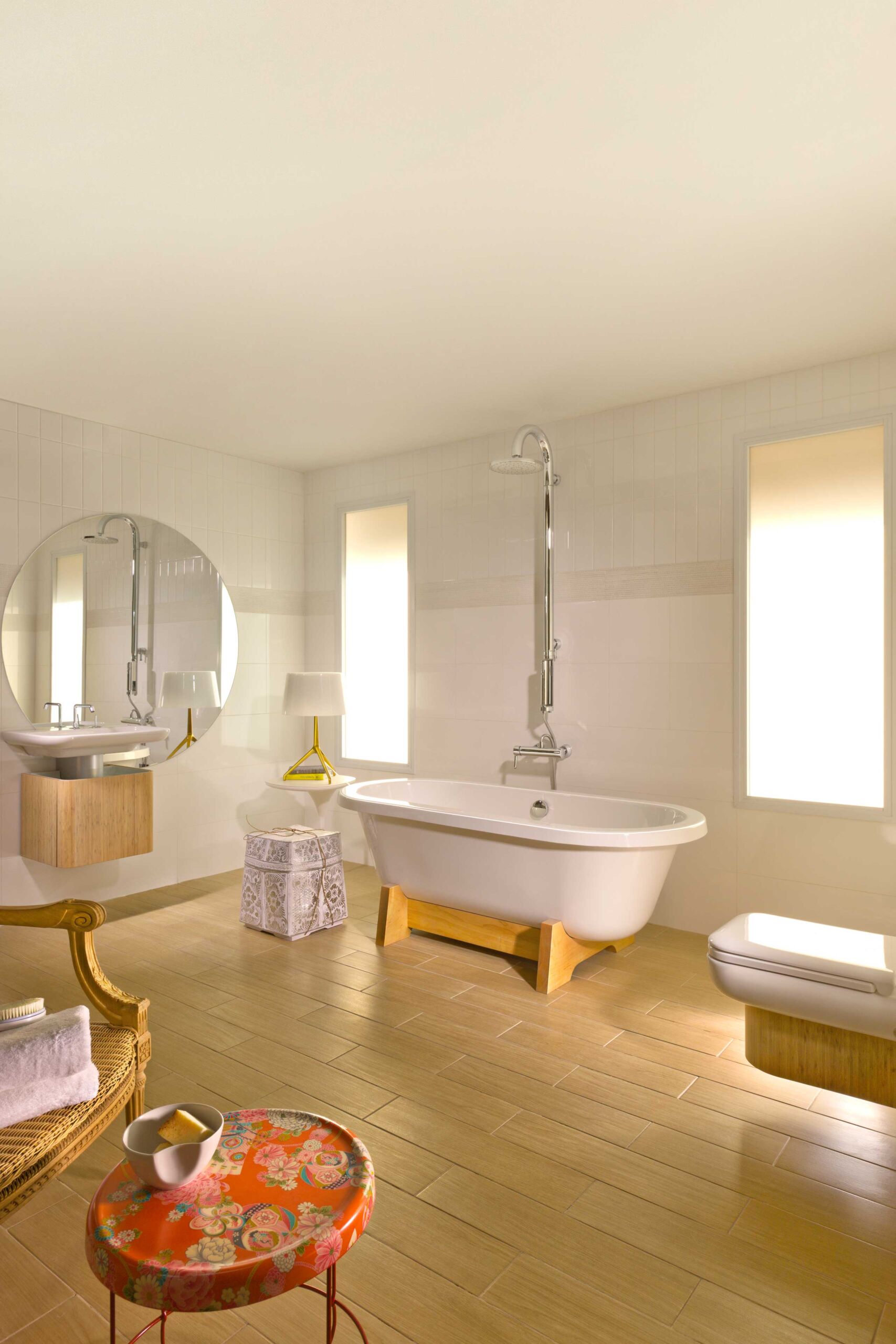 צילום עיצוב פנים בגווני לבן ועץ באולם תצוגה של זהבי עצמון חדר אמבטיה עם דוש גשם שירותים אסלה תלוייה כיור ומראה עגולה