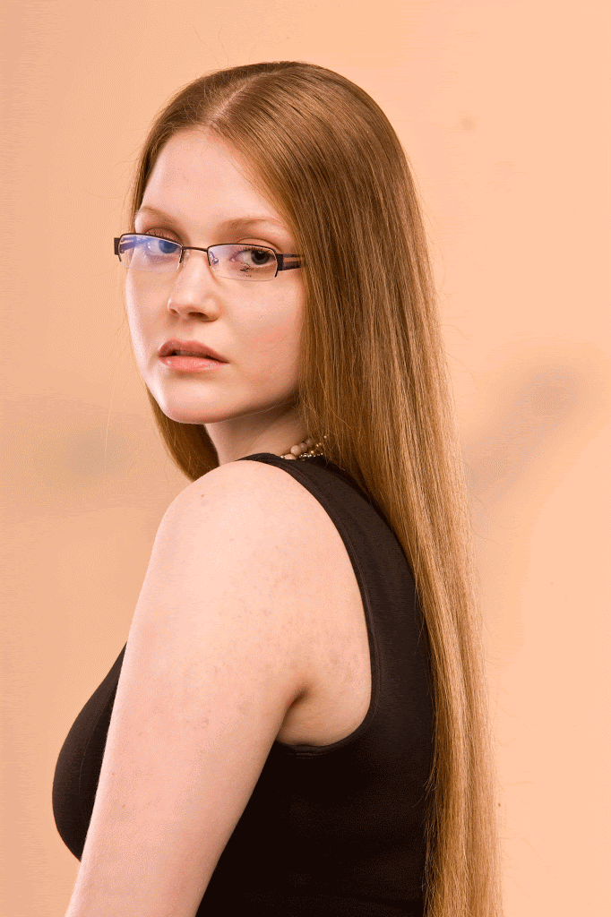 תבואי עצמך - דוגמנית עם משקפי ראיה