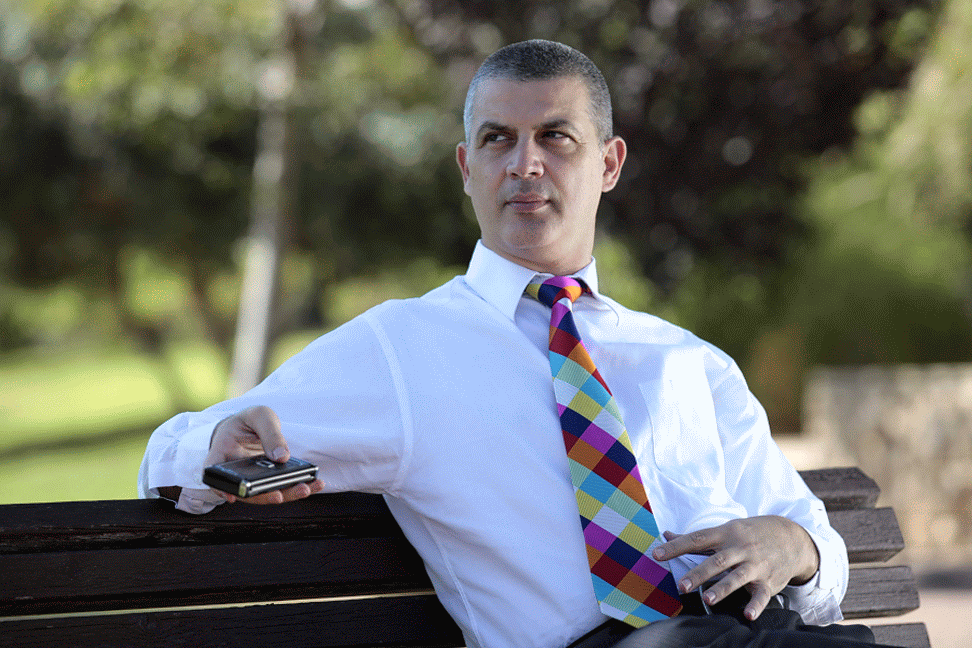 דוגמא ללוקישן חוץ - גדעון עמיחי עניבה צבעונית