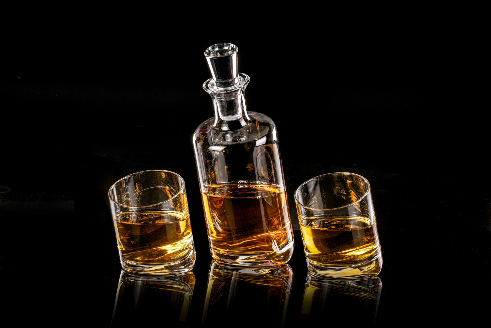 צילום סט וויסקי מזכוכית ומתכת, צילום מוצר יוקרתי לאתר וקטלוג