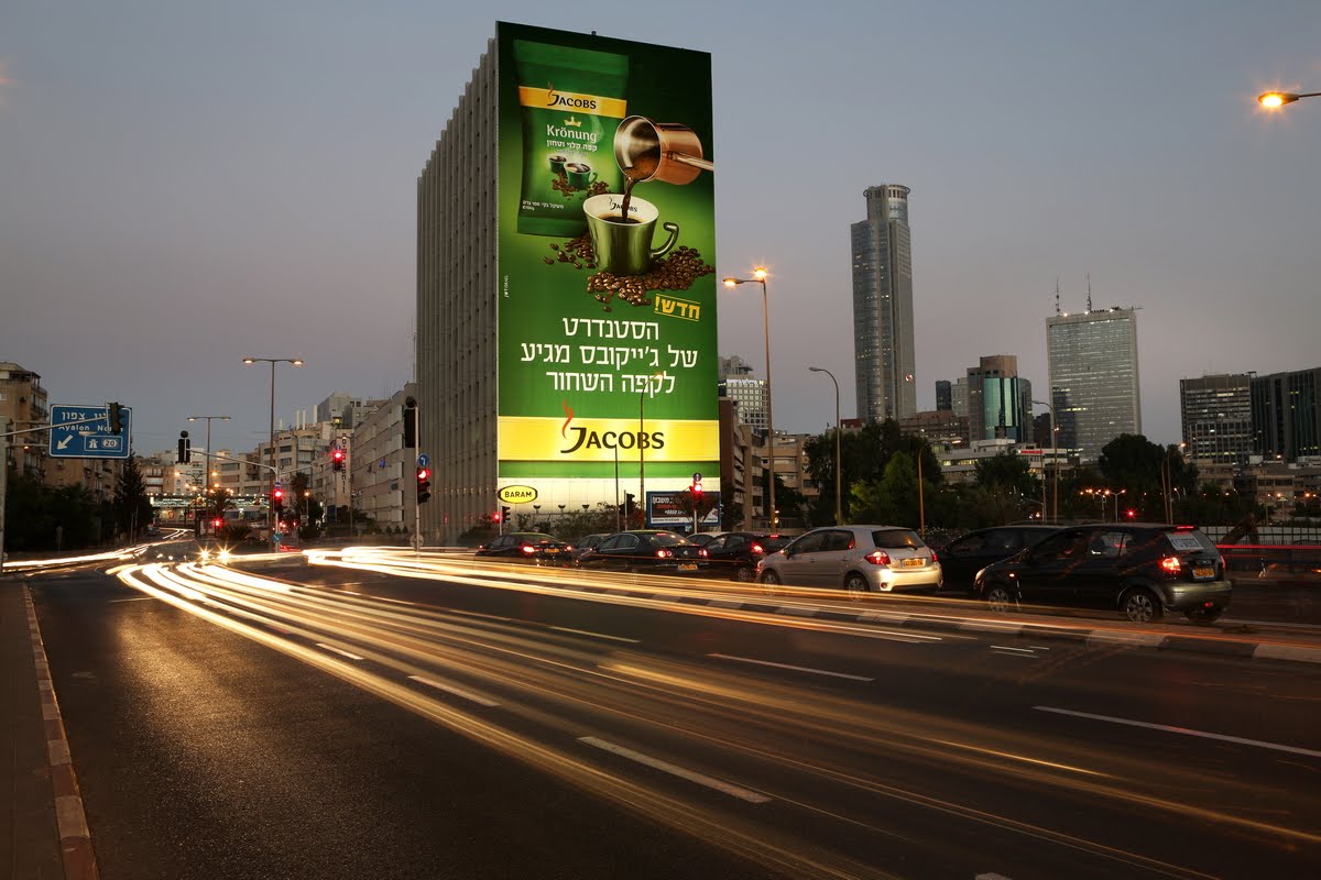 מודעה לגיוס עובדים עבור חברת אינטל שני עובדים אוחזים בחרבות אור מוכנים לקרב במשרדי החברה. lightsabers INTEL JOBS