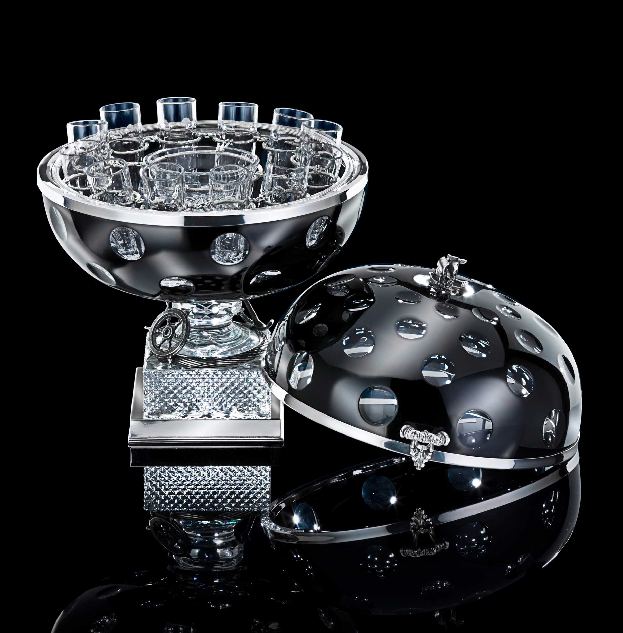 צילום כלי זכוכית שחורה ליודאיקה, צילום מוצר עם שליטה באור ובהשתקפויות