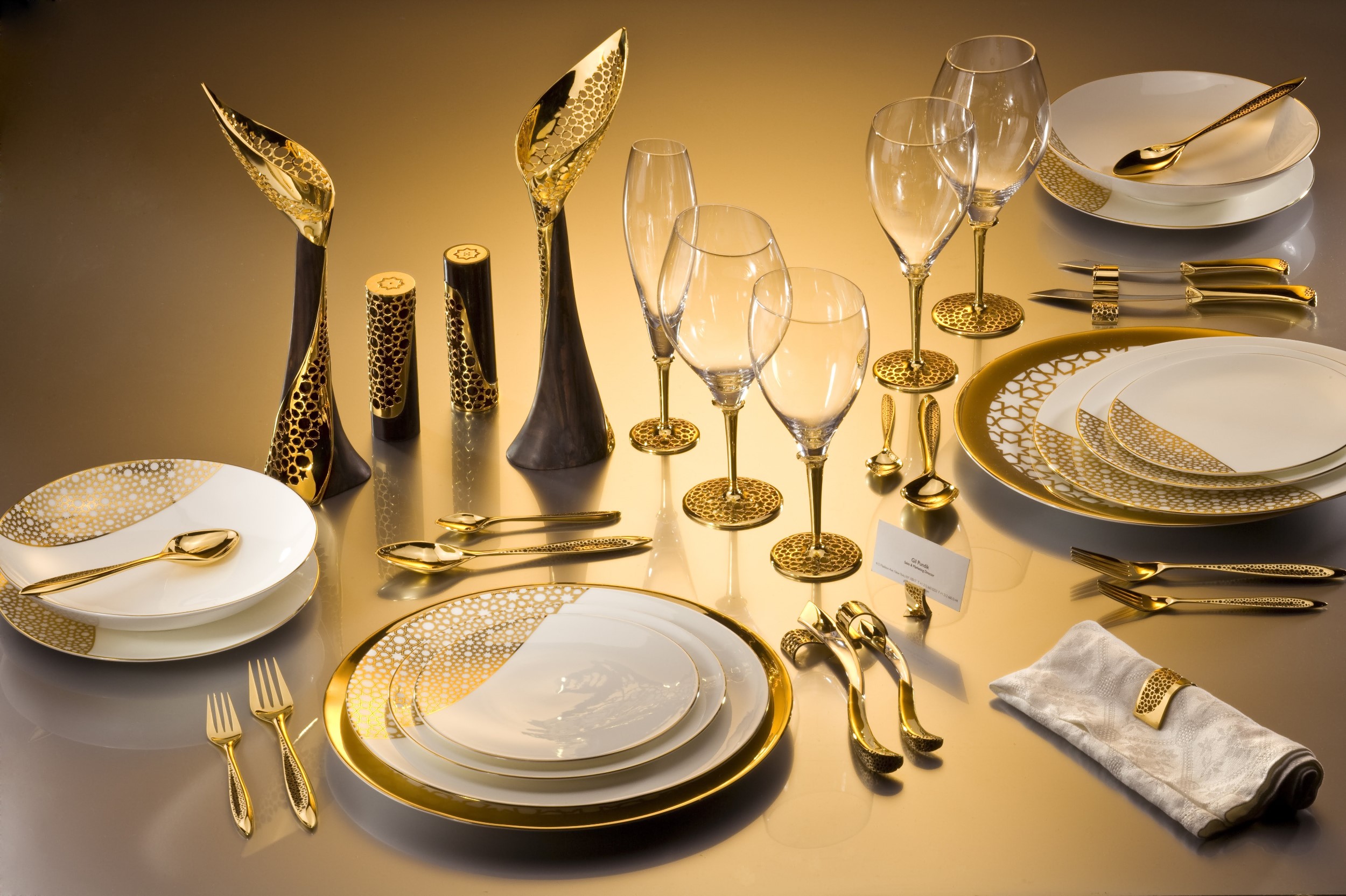 צילום סט צלחות, כוסות יין וסכום זהב, צילום מוצרי יודאיקה ועיצוב שולחן חגיגי